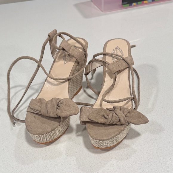 Chic Tan Espadrille Wedges - Picture 1 of 3